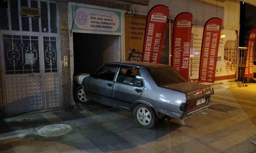 Malatya'da inanılmaz kaza: Önce iki araca çarptı, sonra dershanenin içine girdi!