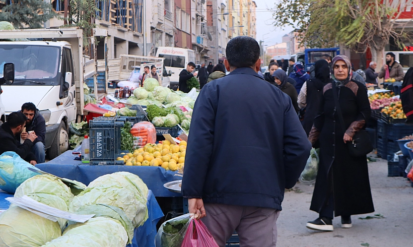 Malatya'da perşembe pazarında sebze fiyatları yüz güldürdü, meyve tezgâhları yine cep yaktı