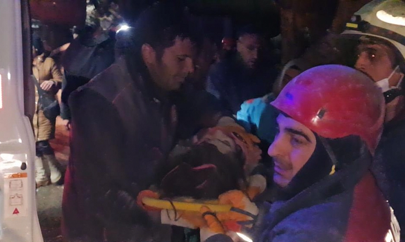 'Kedi sesi sandım'! Malatya'da 40 saat sonra enkazdan sağ çıkarıldı