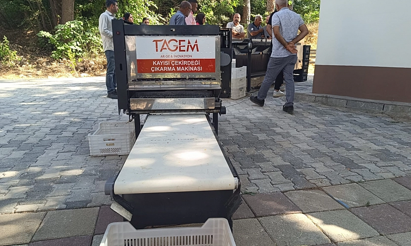 Malatya'da yerli kayısı pırtlatma makinesi görücüye çıktı