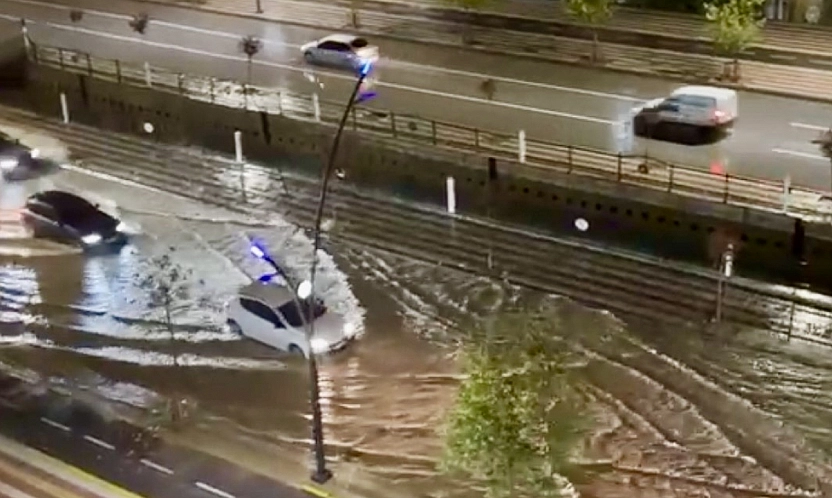 Malatya'da yine aynı manzara! Yağmur yağdı, yollar göle döndü