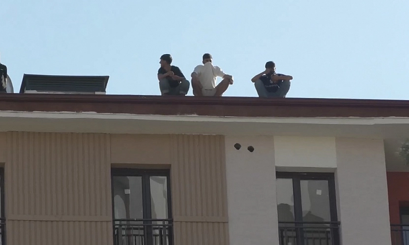 Malatya'da yine maaş krizi: 8 işçi çatıya çıktı!