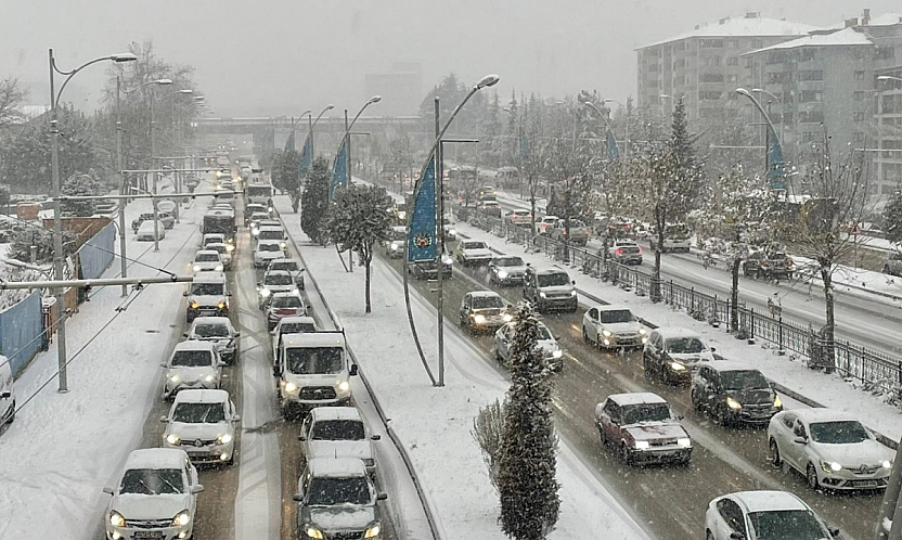 Malatya'da yoğun kar yağışı trafiği kilitledi
