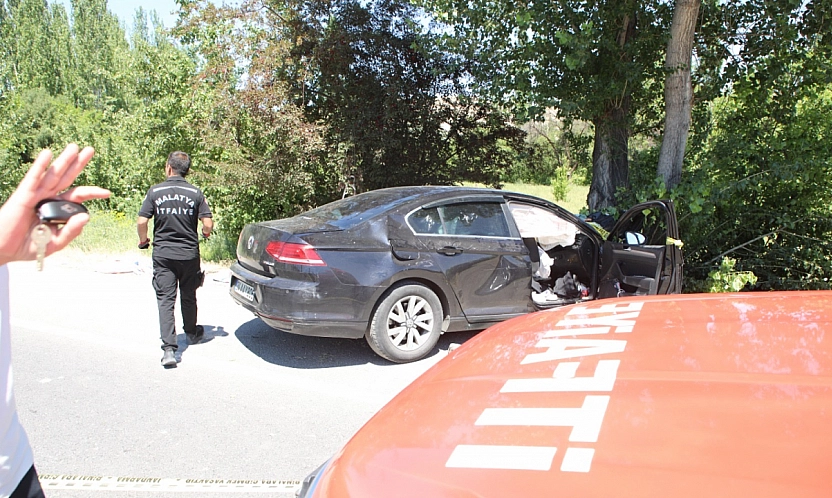 Malatya'da yol kenarındaki ağaca çarptılar: Karı koca öldü, 3'ü çocuk 4 yaralı!
