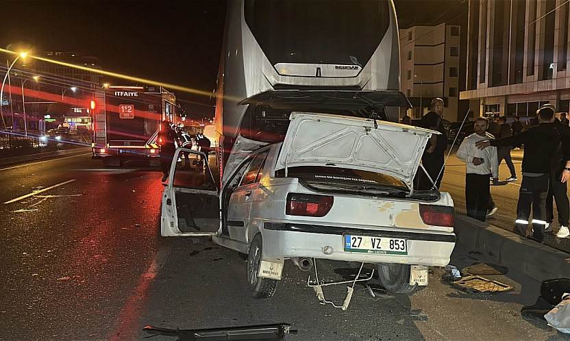 Malatya'da yolcu otobüsüne arkadan çarpan otomobilde 3 kişi yaralandı