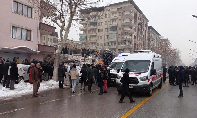 Depremde yıkılan Sancak Apartmanı davasında karar: Müteahhit ve belediye personeline hapis cezası