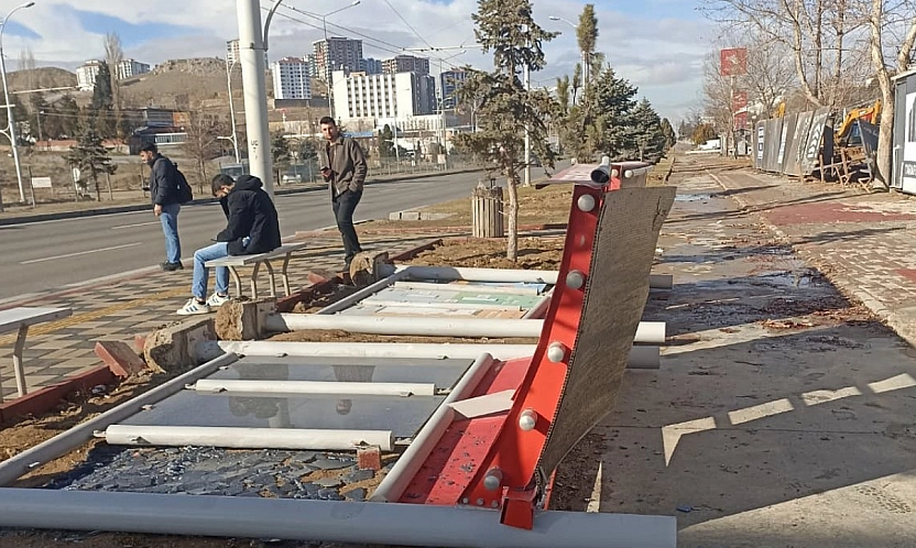 Malatya'yı şiddetli fırtına vurdu! Trambüs durağı bile ayakta duramadı!
