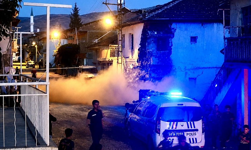 Malatya'da yürekler ağza geldi: Hafif hasarlı kerpiç ev yıkıldı