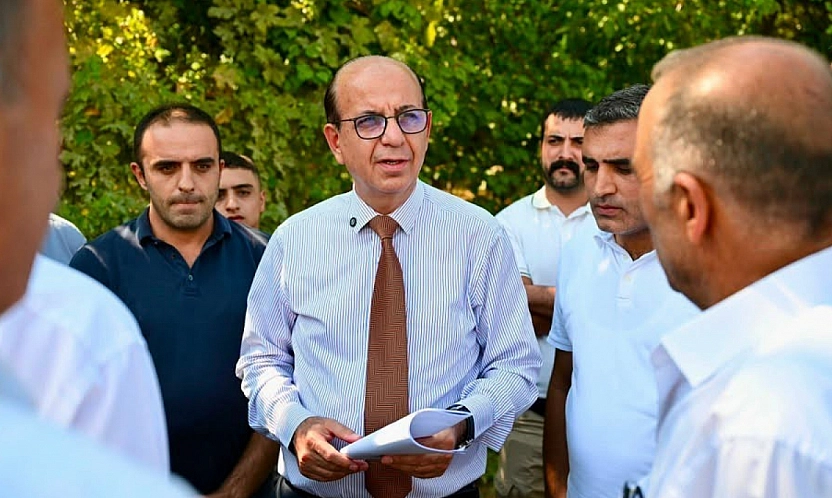 Başkan Geçit müdürü yanına aldı, mahallelinin kapısını çaldı: Şahnahan'ın çilesi bitiyor!