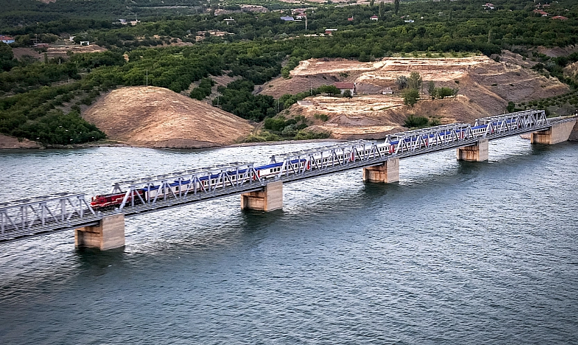 Türkiye'nin en uzunu Malatya ve Elazığ arasında: 40 yıldır bir vidası bile gevşemedi!