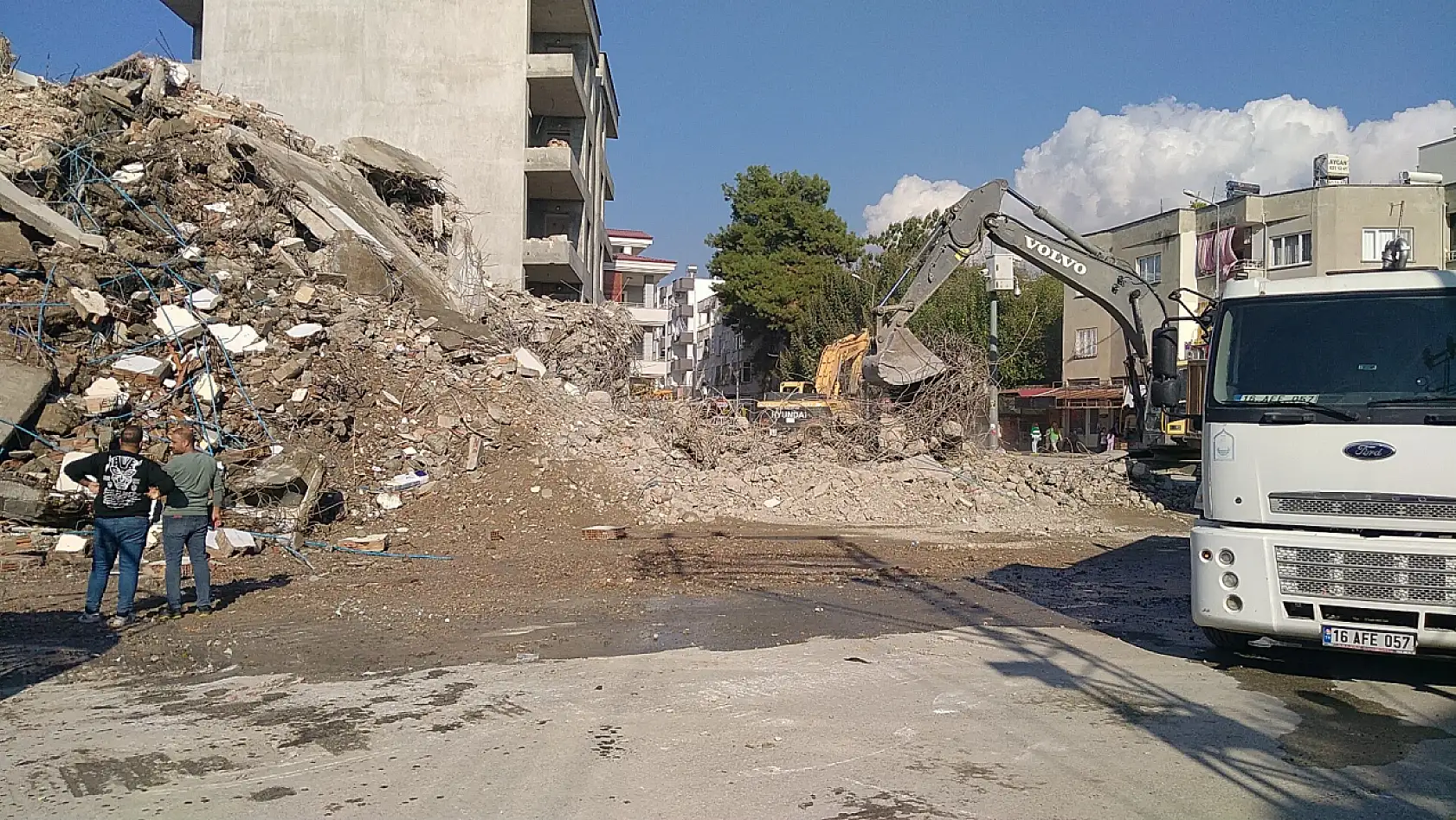 Ağır hasarlı bina iş makineleriyle yıkıldı