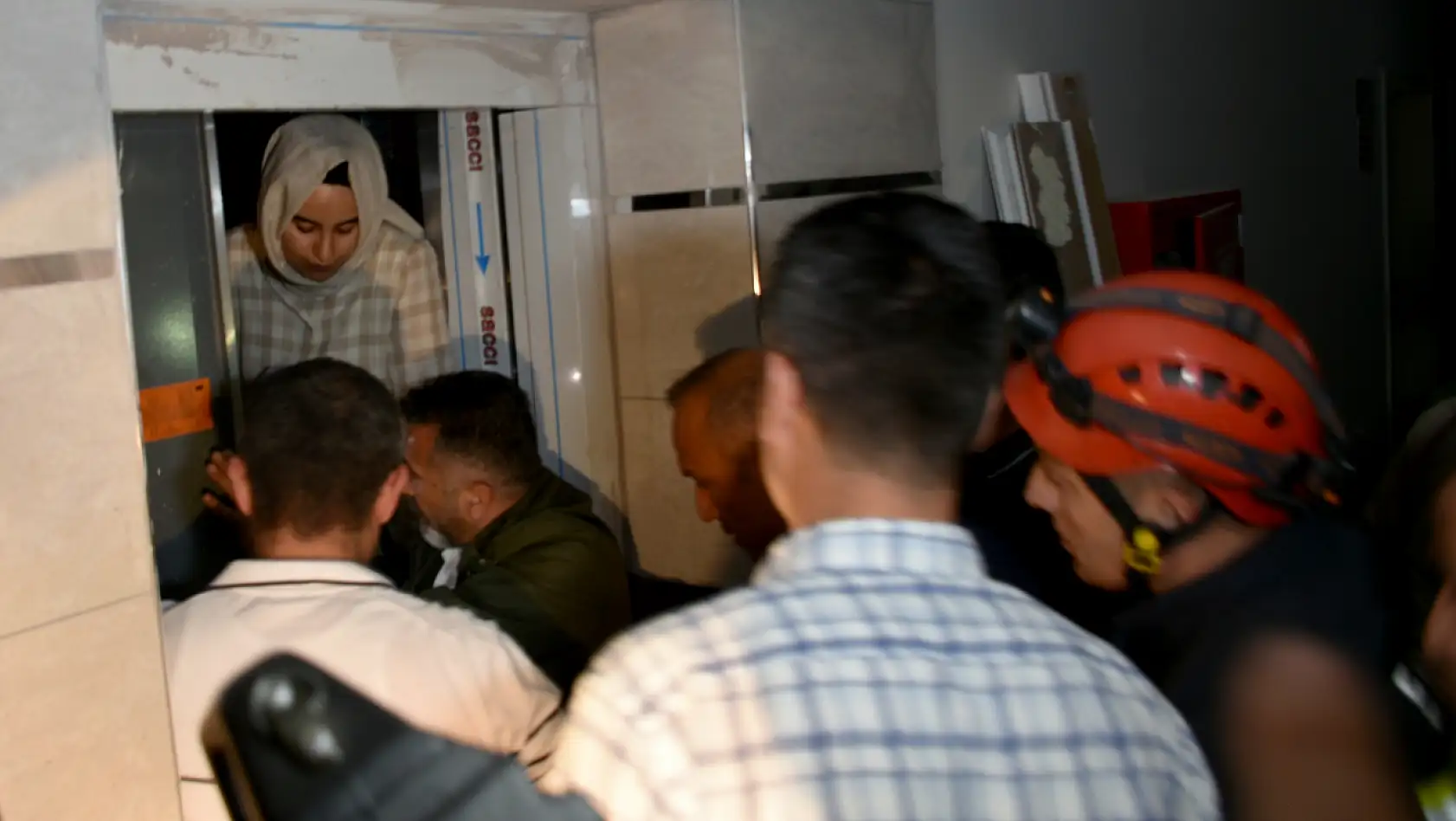 Asansörde mahsur kalanlar kurtarıldı