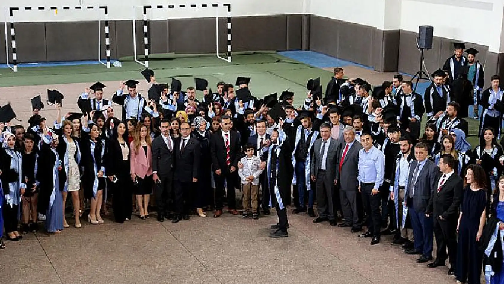 Arapgir MYO'da mezuniyet sevinci 