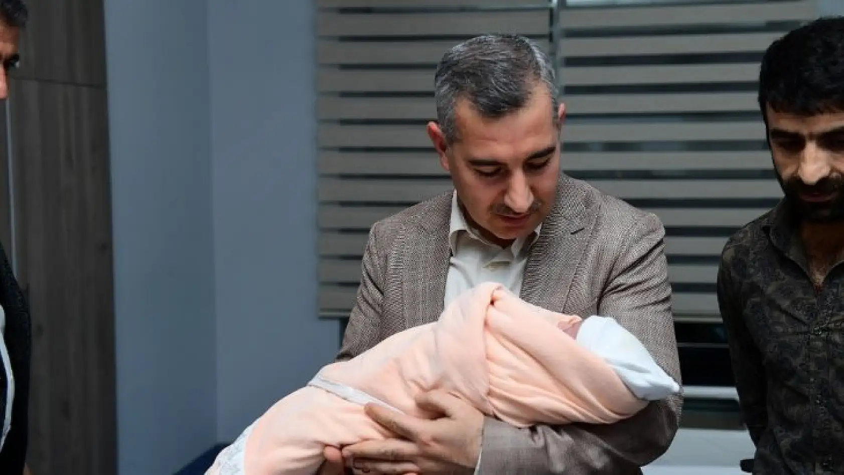 Başkan Çınar'dan Azra bebeğe ilgi