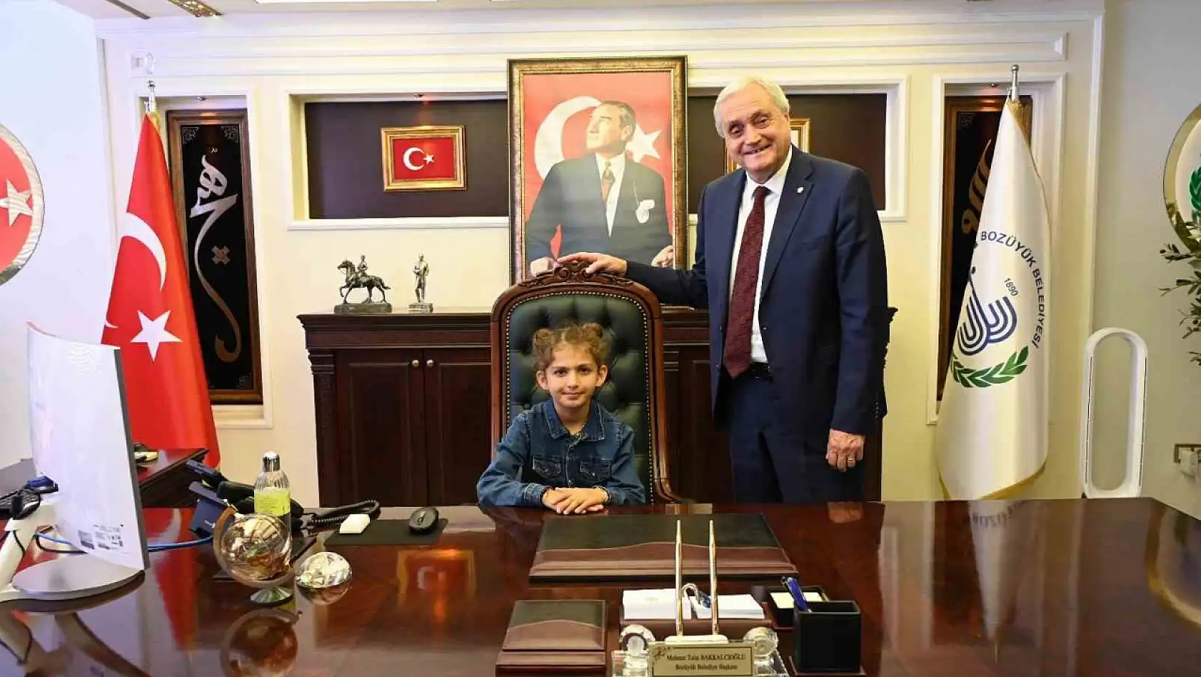 Bozüyük'te çocuk Belediye Başkanı Nursima, makam koltuğuna oturdu