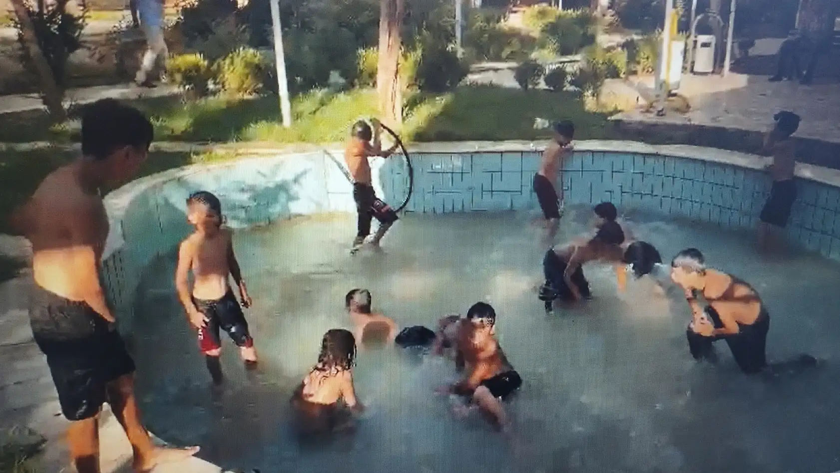 Çocuklar süs havuzuna daldı