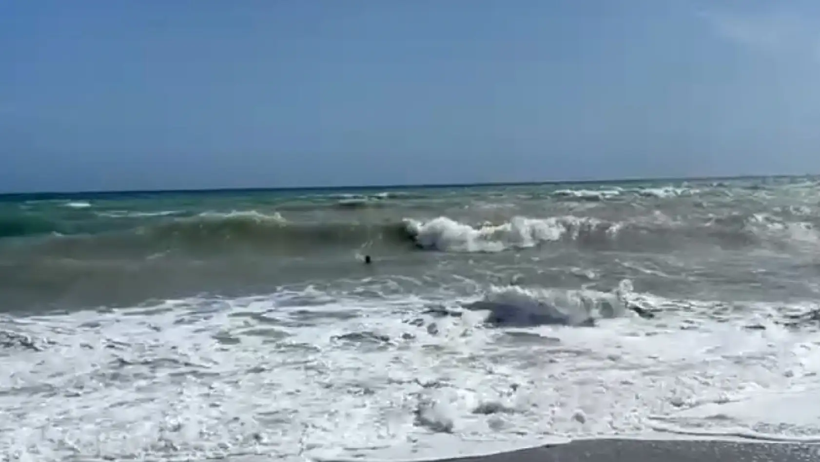 Antalya'da boğulmak üzere olan kişiyi dalgalar kurtardı