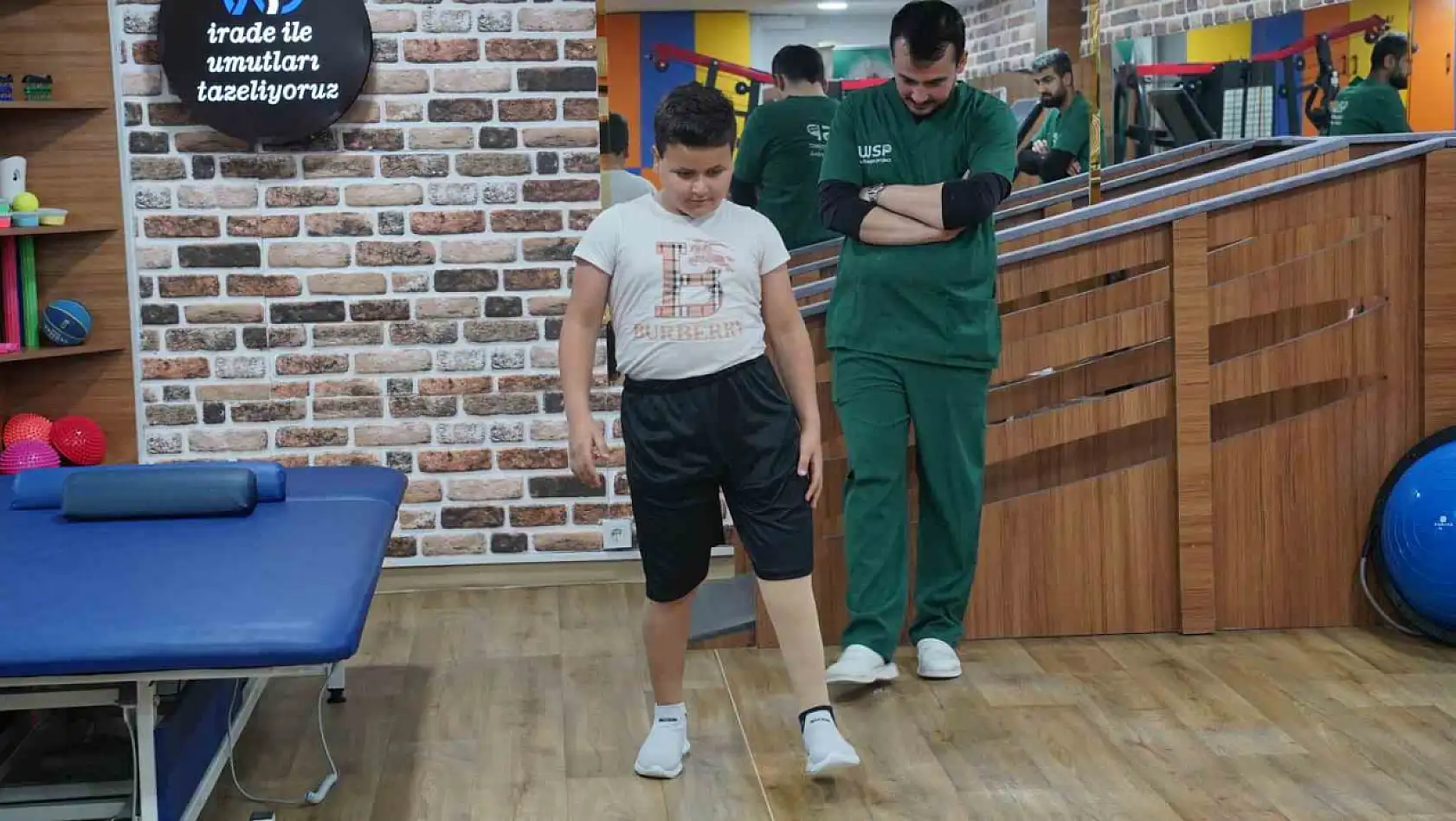 Depremde bacağını kaybeden Hasan, proteze kavuştu
