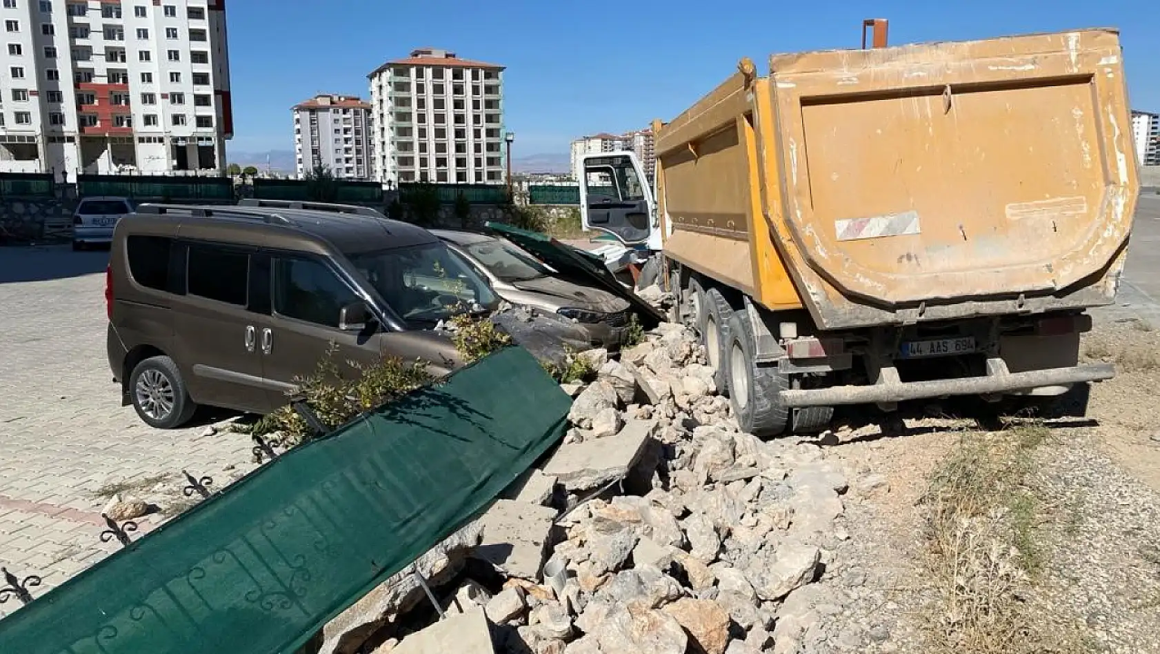 Malatya'da şoförsüz kamyon park halindeki araçlara çarptı