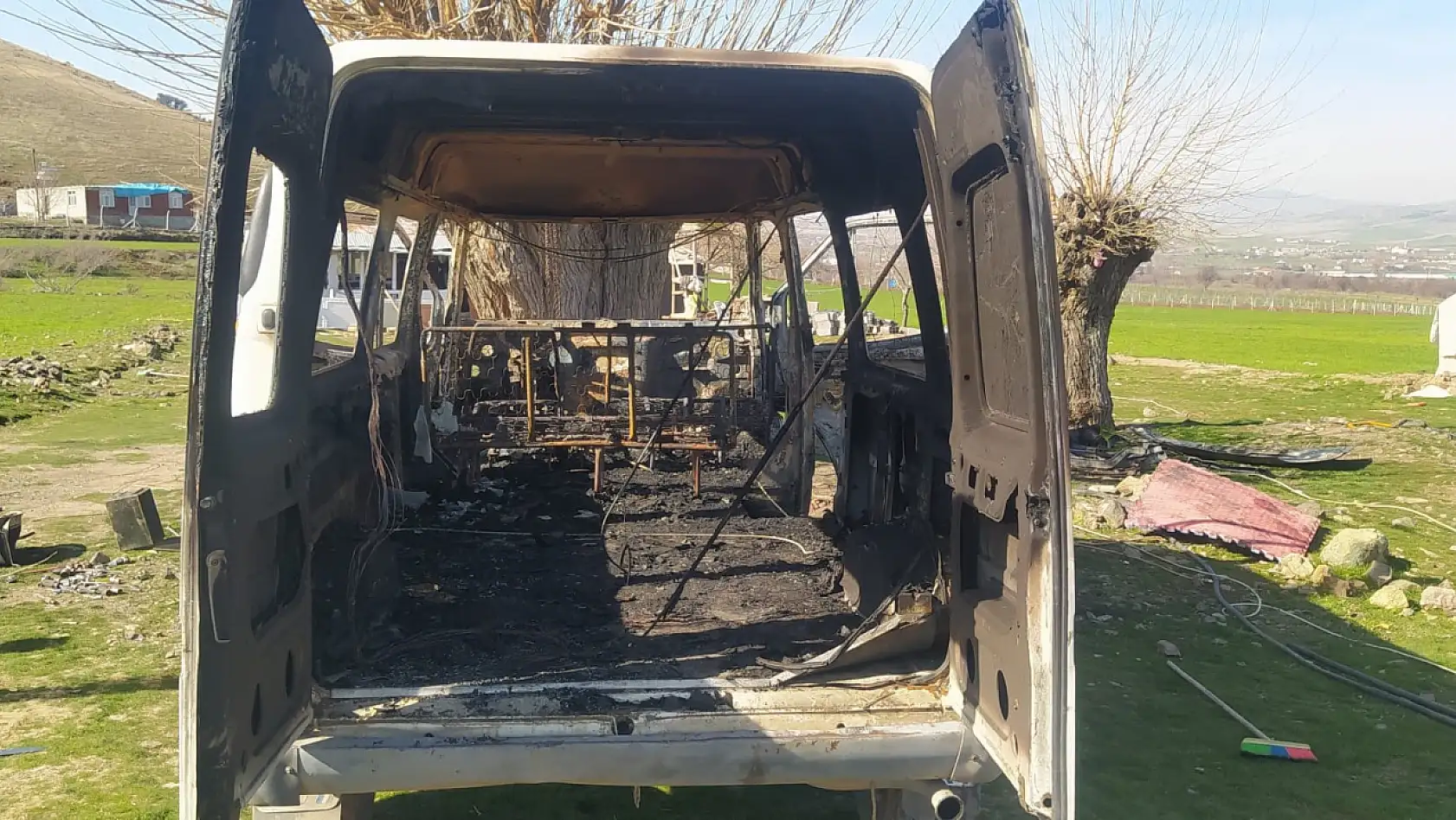 Elazığ'da minibüs alev alev yandı!