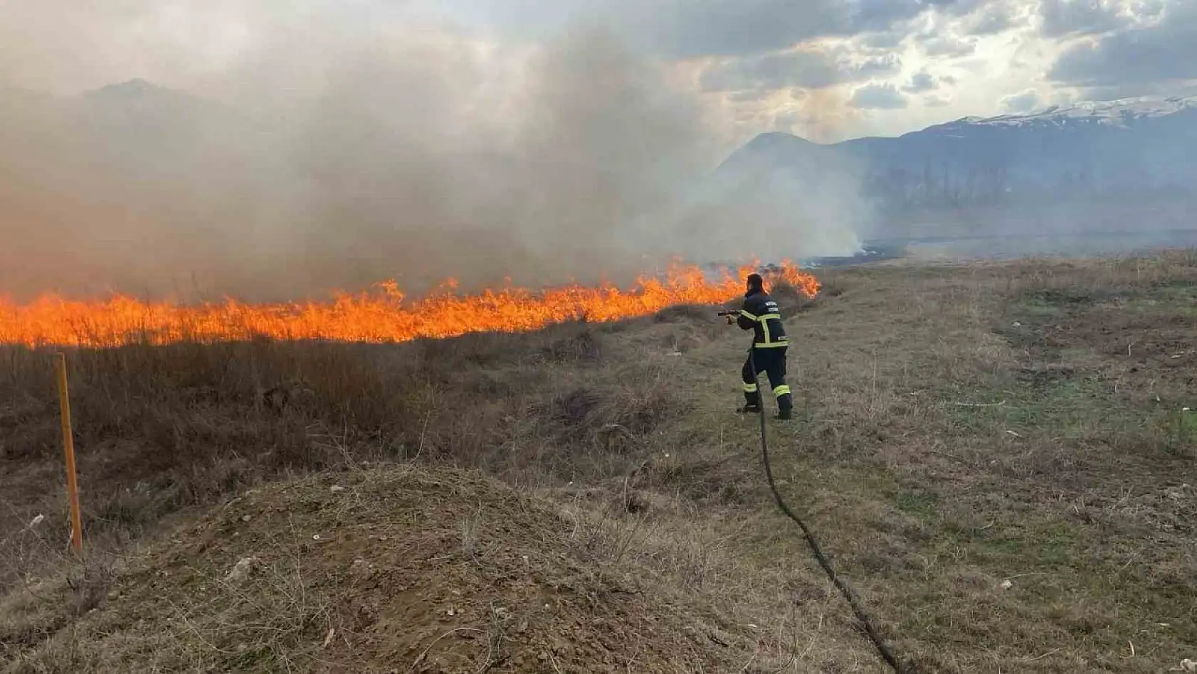 Erzincan'da örtü yangını büyümeden söndürüldü