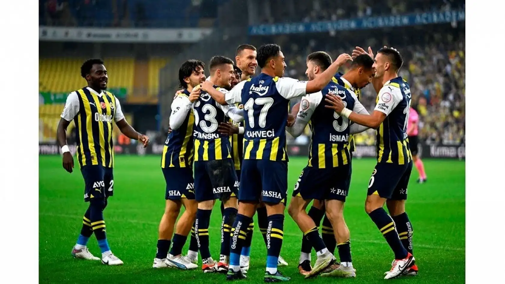 Fenerbahçe son dakikalarda kazanarak zirveye çıktı!