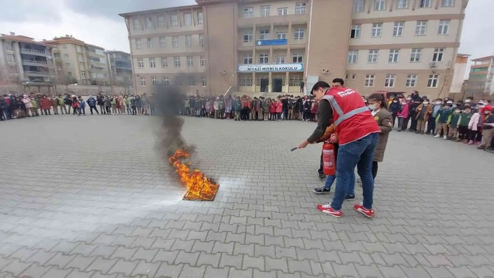 Öğrencilere yangın tatbikatı