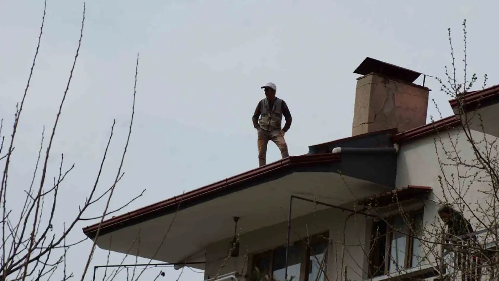 Aydın'da itfaiyeyi izlemek isteyen adam çatıya çıktı