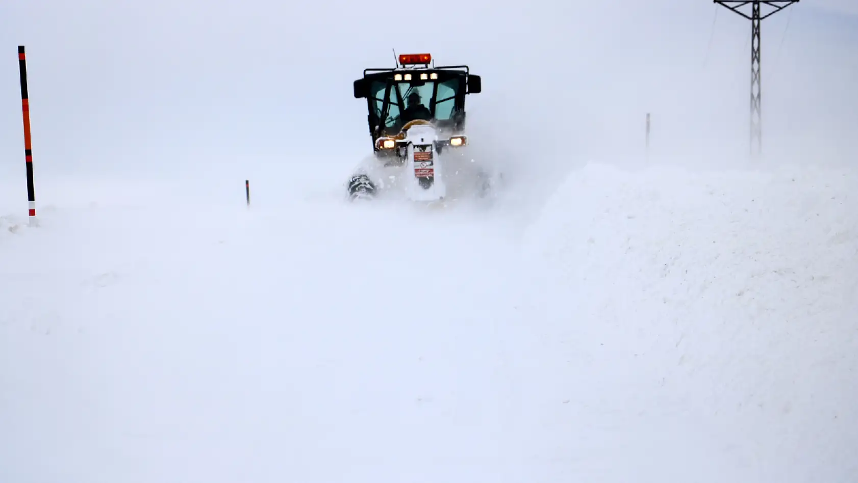 Kar 48 köy yolunu kapattı