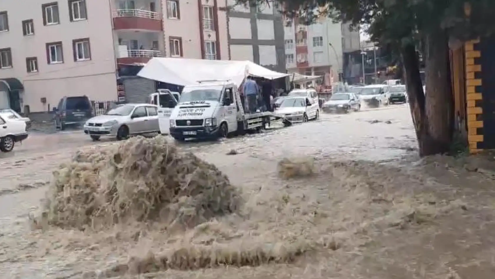 Malatya'da cadde ve sokaklar göle döndü