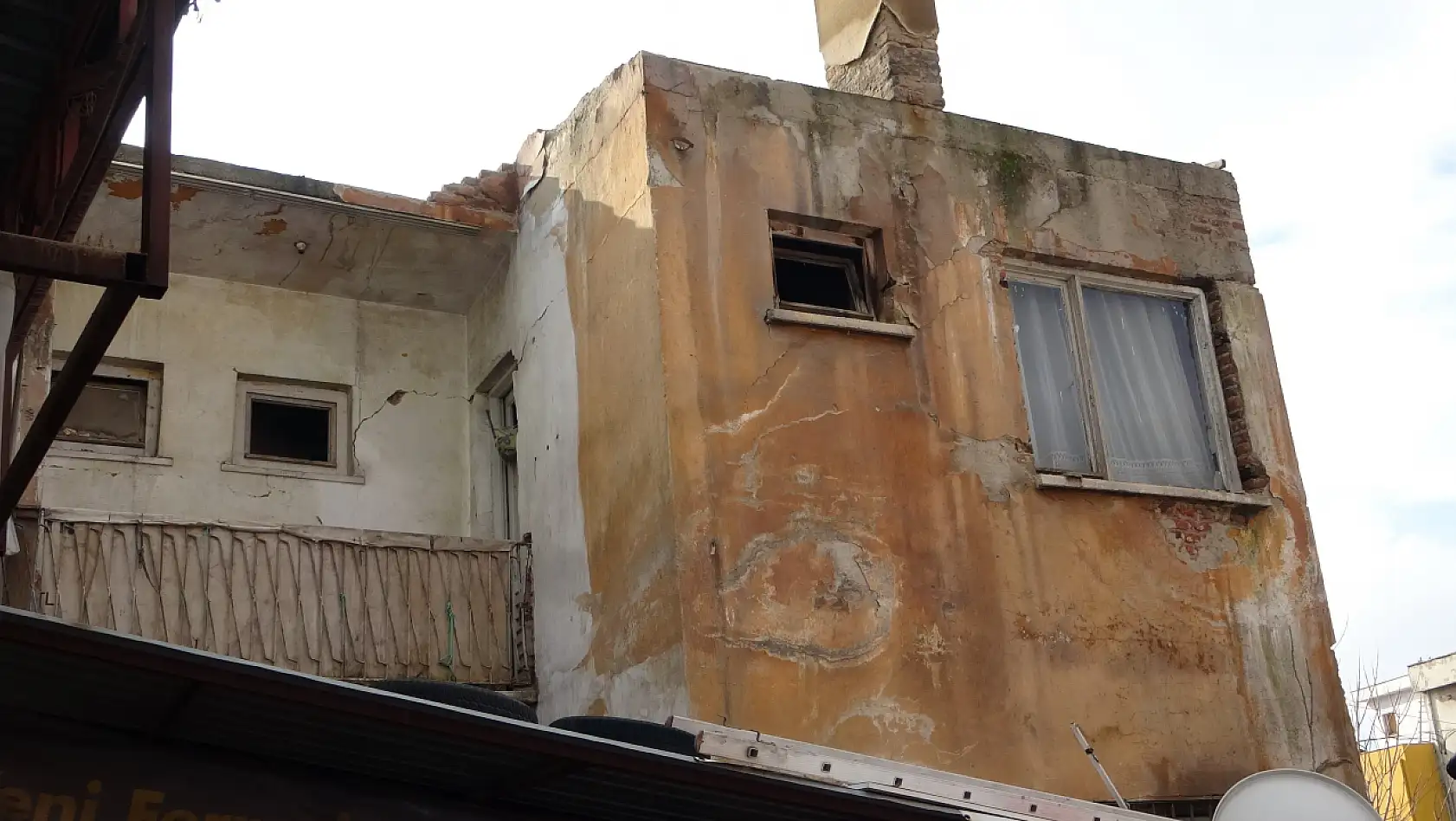 Malatya'da hasarlı bina endişe veriyor Hasar tespiti yapılmadı mı!?