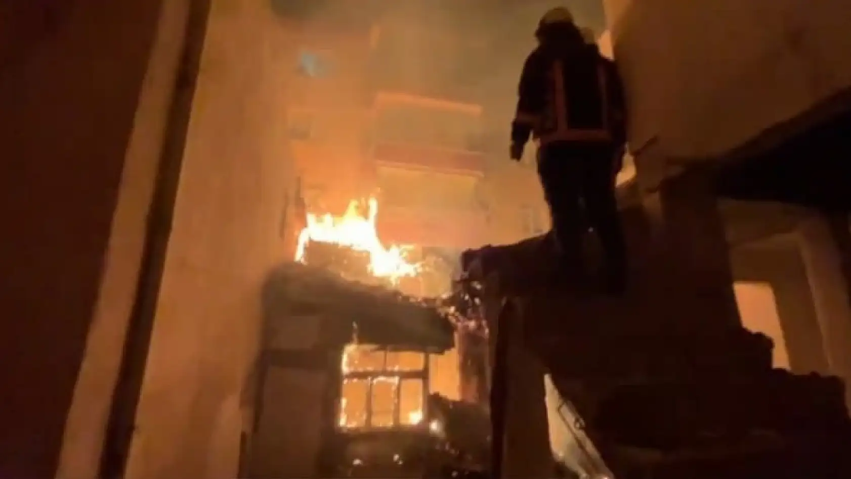 Battalgazi'de metruk evde yangın
