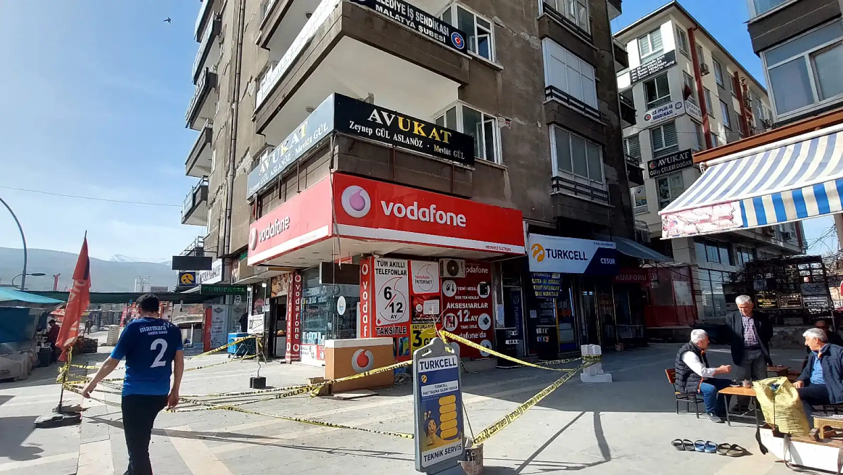 Malatya'da hasarlı binadan esnafın üzerine beton yağdı!
