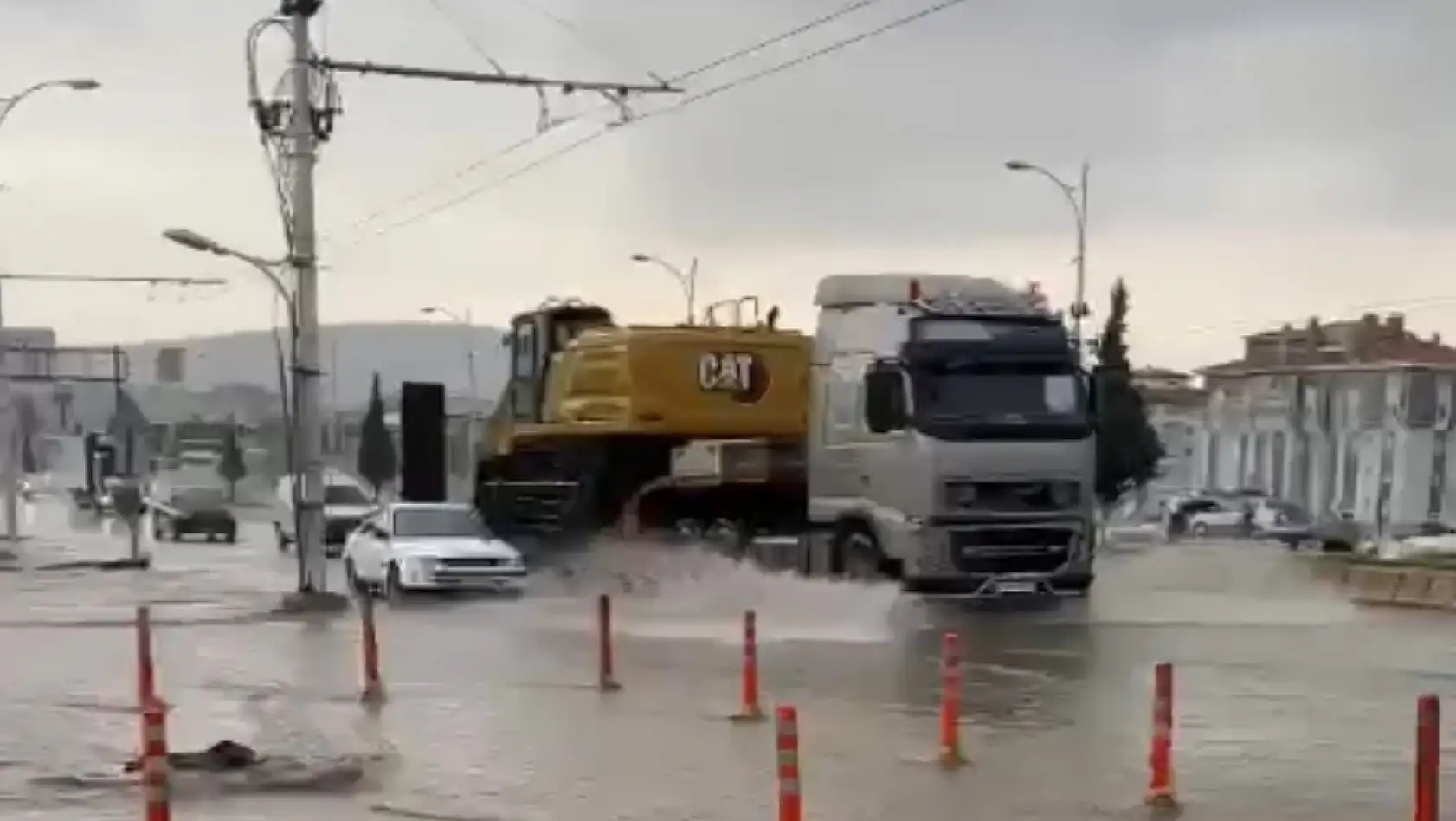 Malatya'da Yollar Göle Döndü! Araçlar Su İçinde Kaldı!