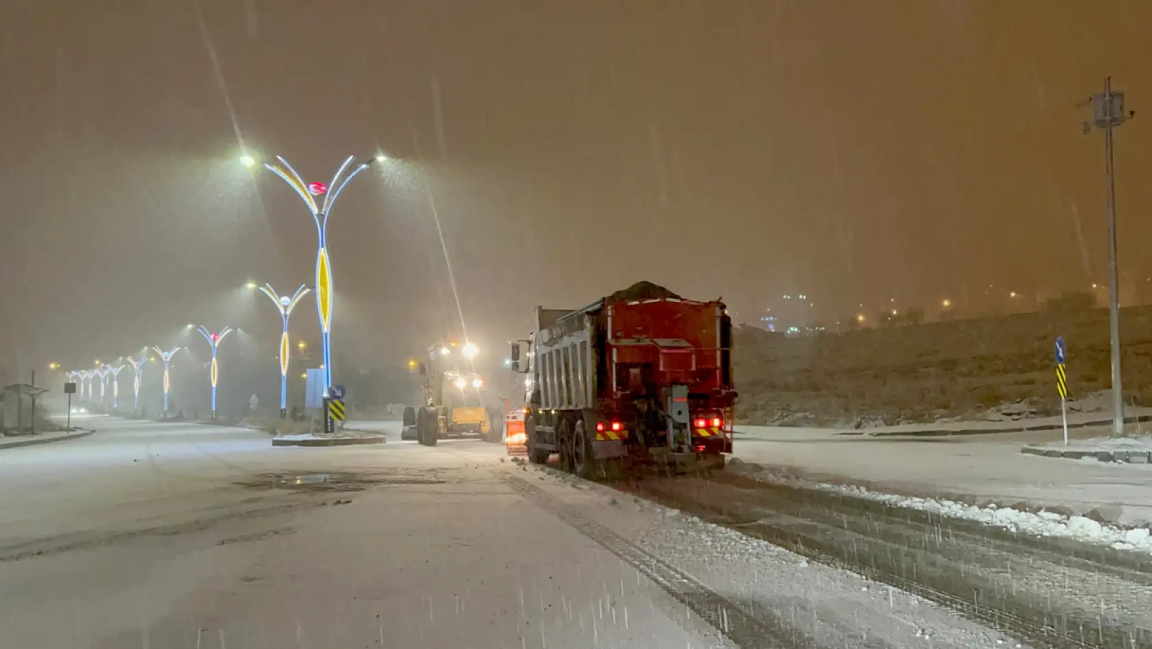 Van'da 138 yerleşim yolu kardan kapandı