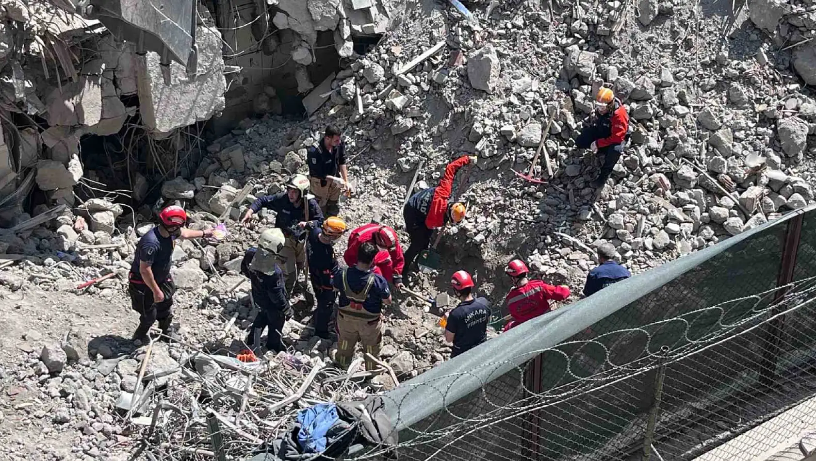 Ankara'da yıkım esnasında, göçük altında kalan işçi hayatını kaybetti