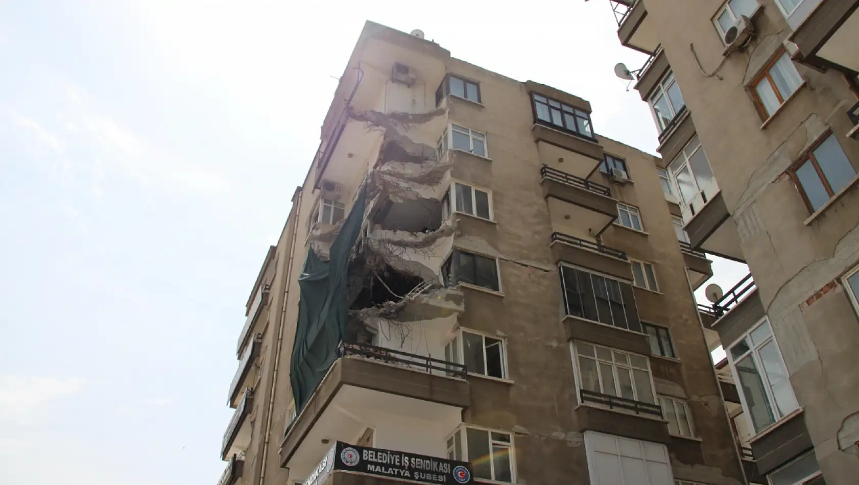 Malatya'da, ağır görünümlü az hasarlı bina temizlendi!
