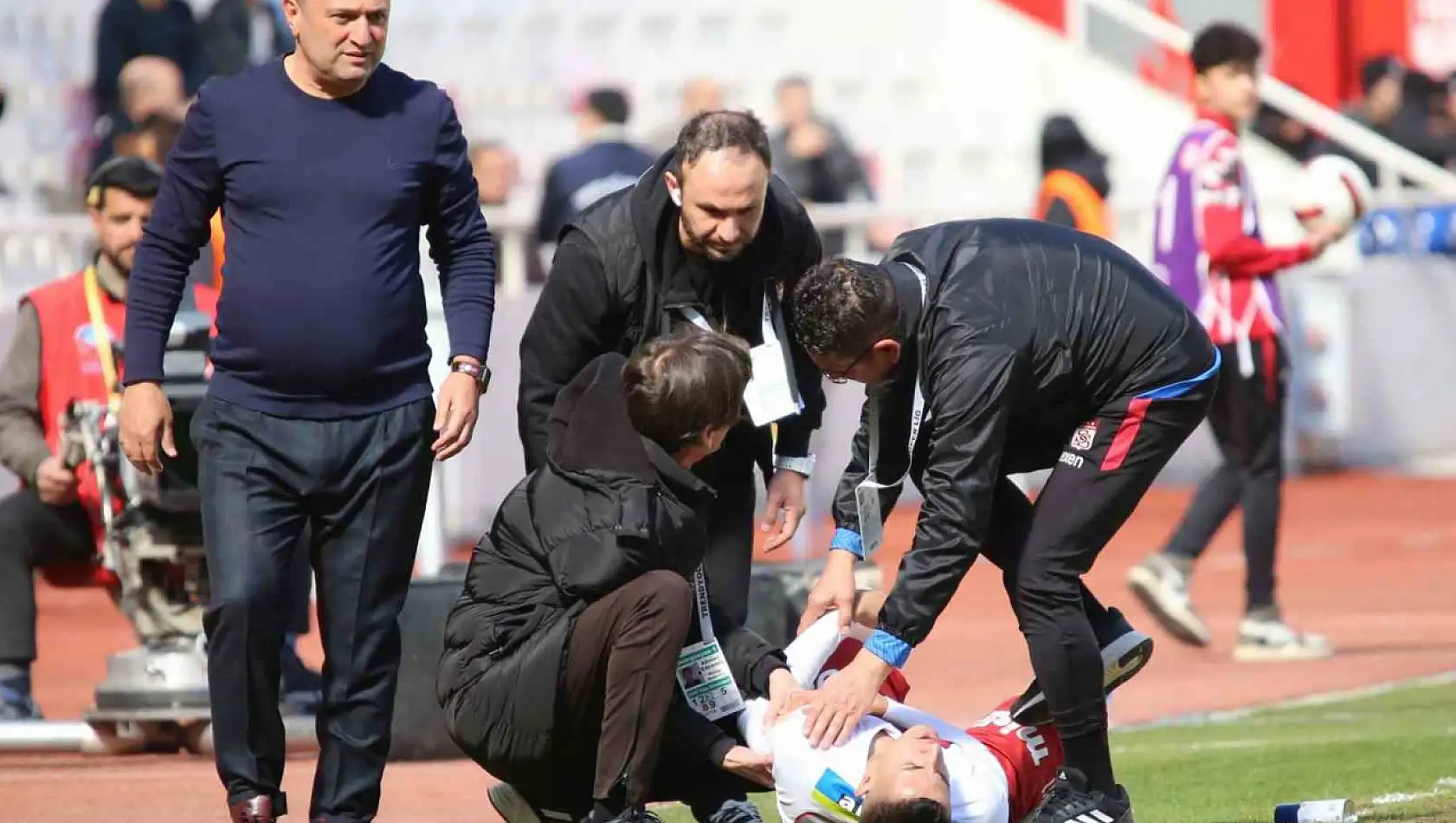 Sivasspor'un yıldızı ambulansla hastaneye kaldırıldı