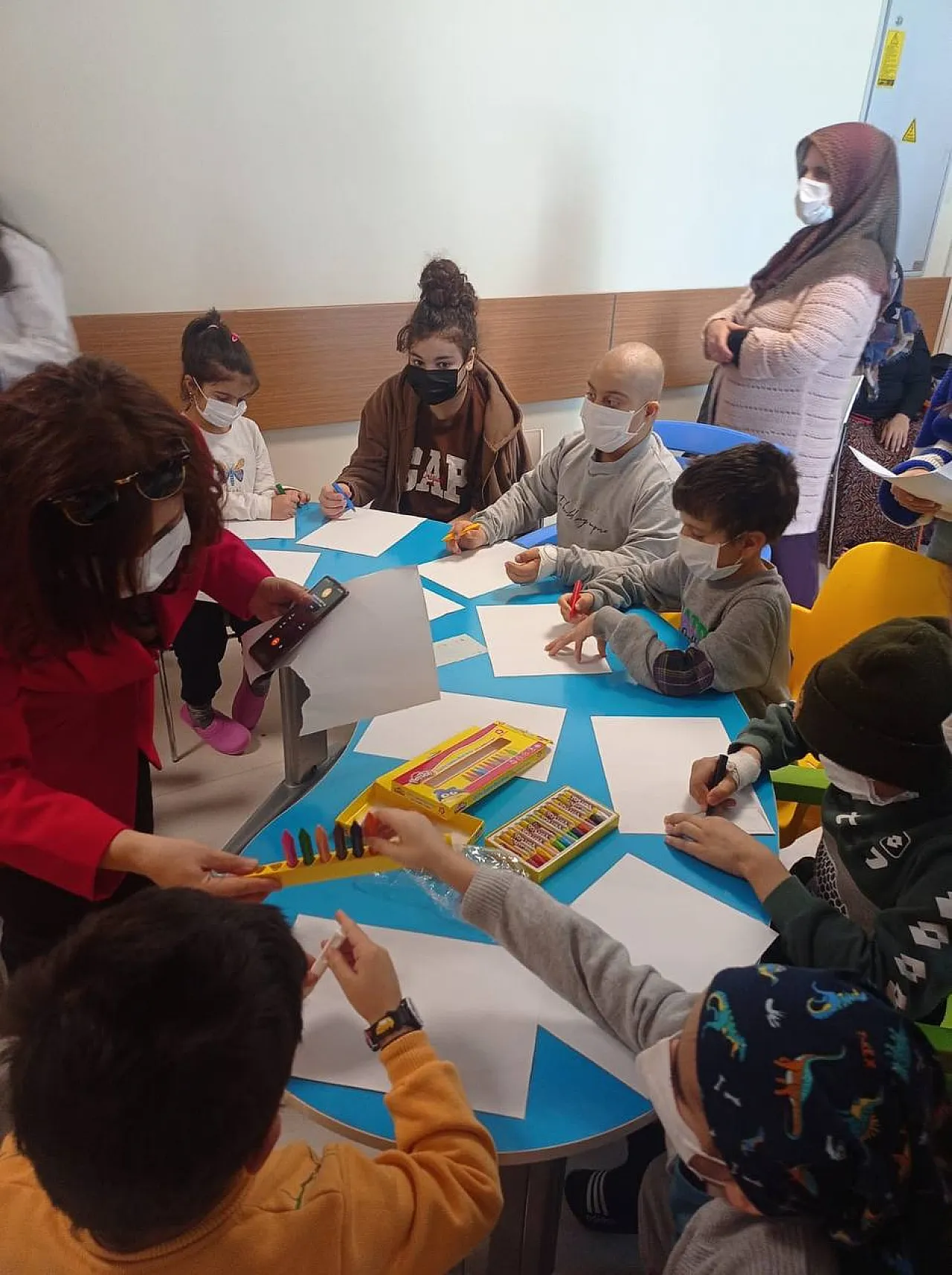 Liseli öğrencilerden kardeşlerine ziyaret