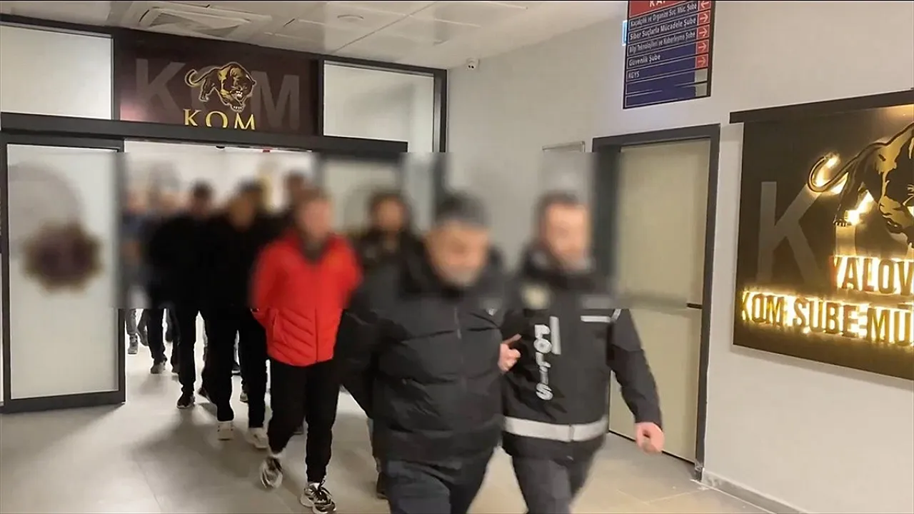 Suç örgütü çökertildi! Evlerinden bakın neler çıktı..!