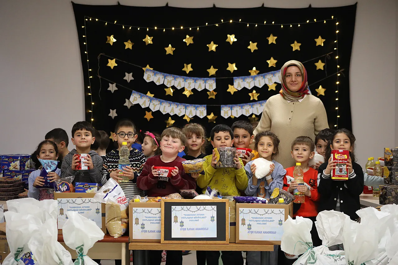 Harçlıklarıyla gıda kolisi hazırladılar!