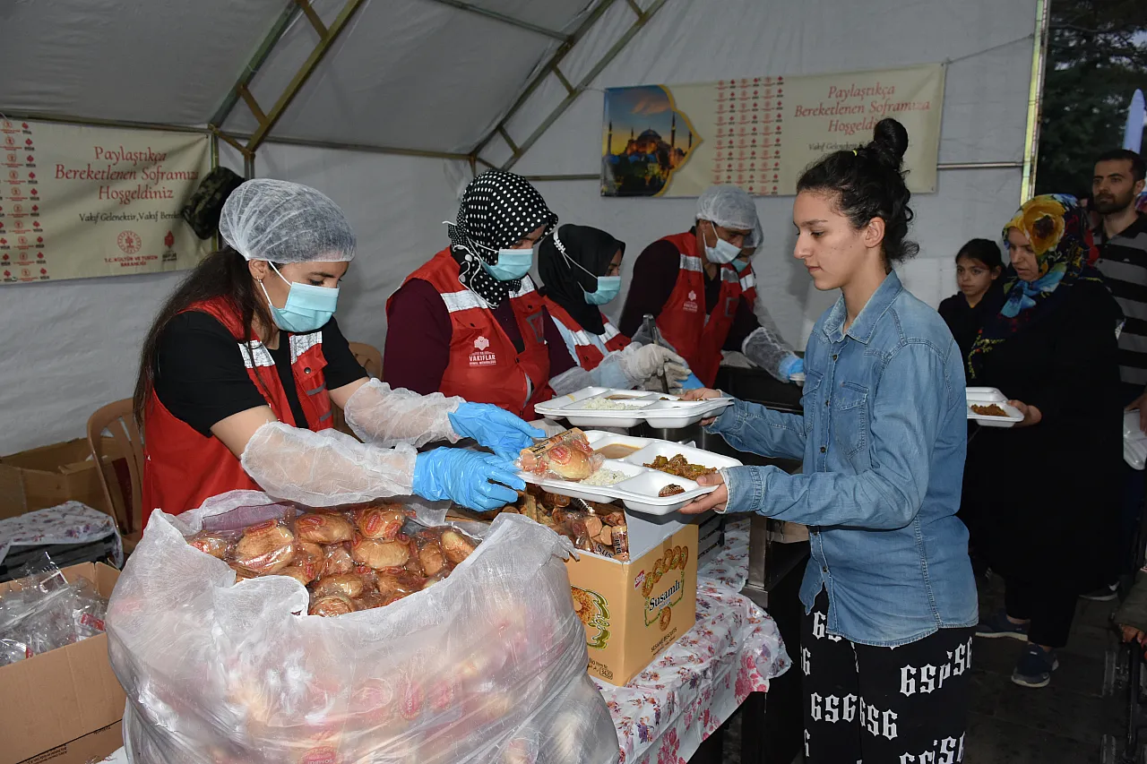 Malatya'da günlük 8 bin 700 kişiye iftar!