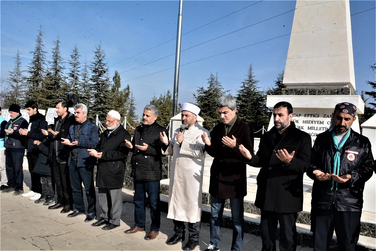 Malatya'da öğrenciler şehitliğe ziyaret
