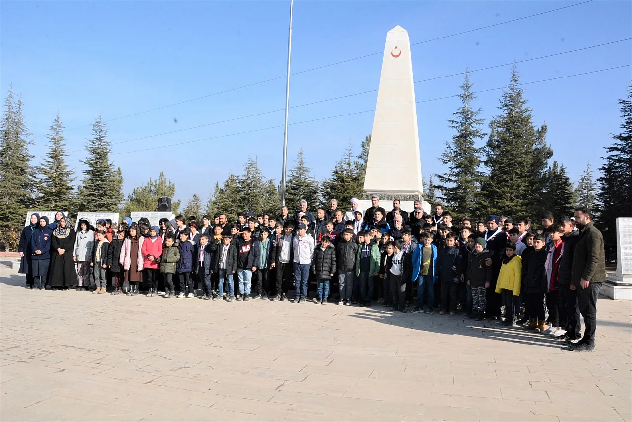 Malatya'da öğrenciler şehitliğe ziyaret