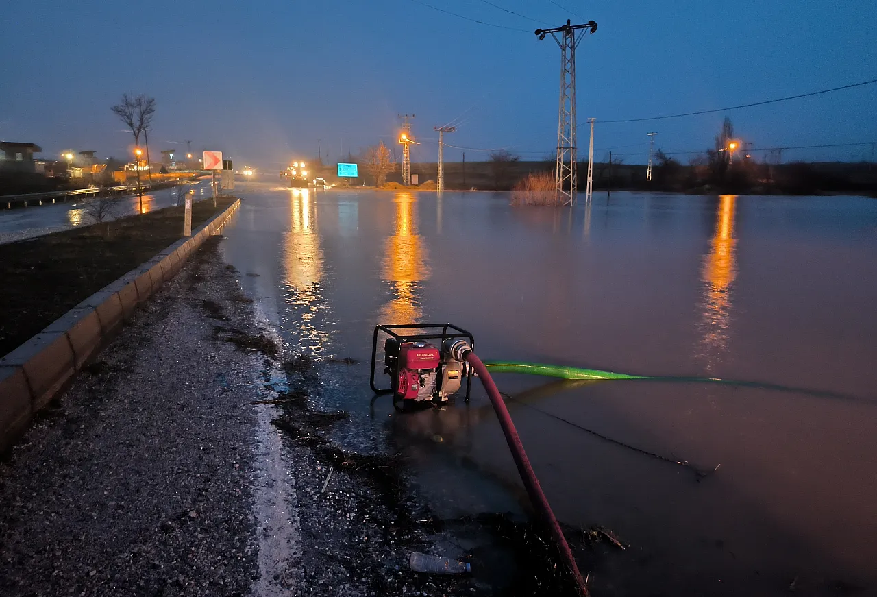 Sağanak yağış Malatya-Gölbaşı yolunu etkiledi