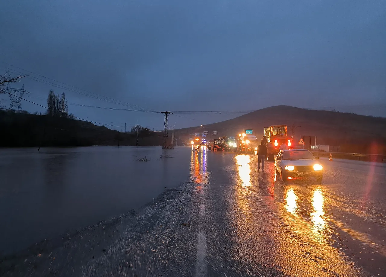 Sağanak yağış Malatya-Gölbaşı yolunu etkiledi