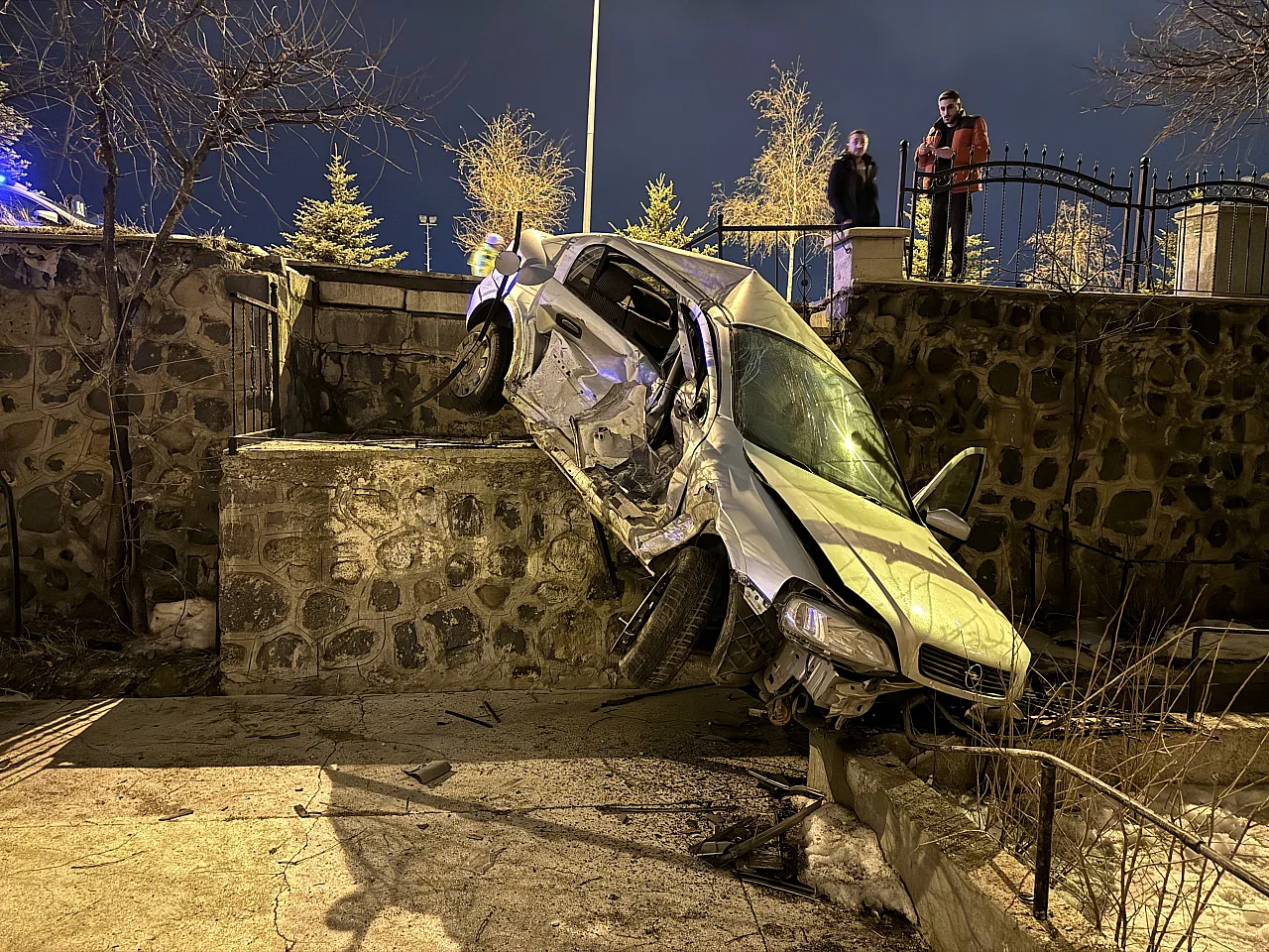 İki otomobilin çarpıştığı kazada sürücüler yaralandı