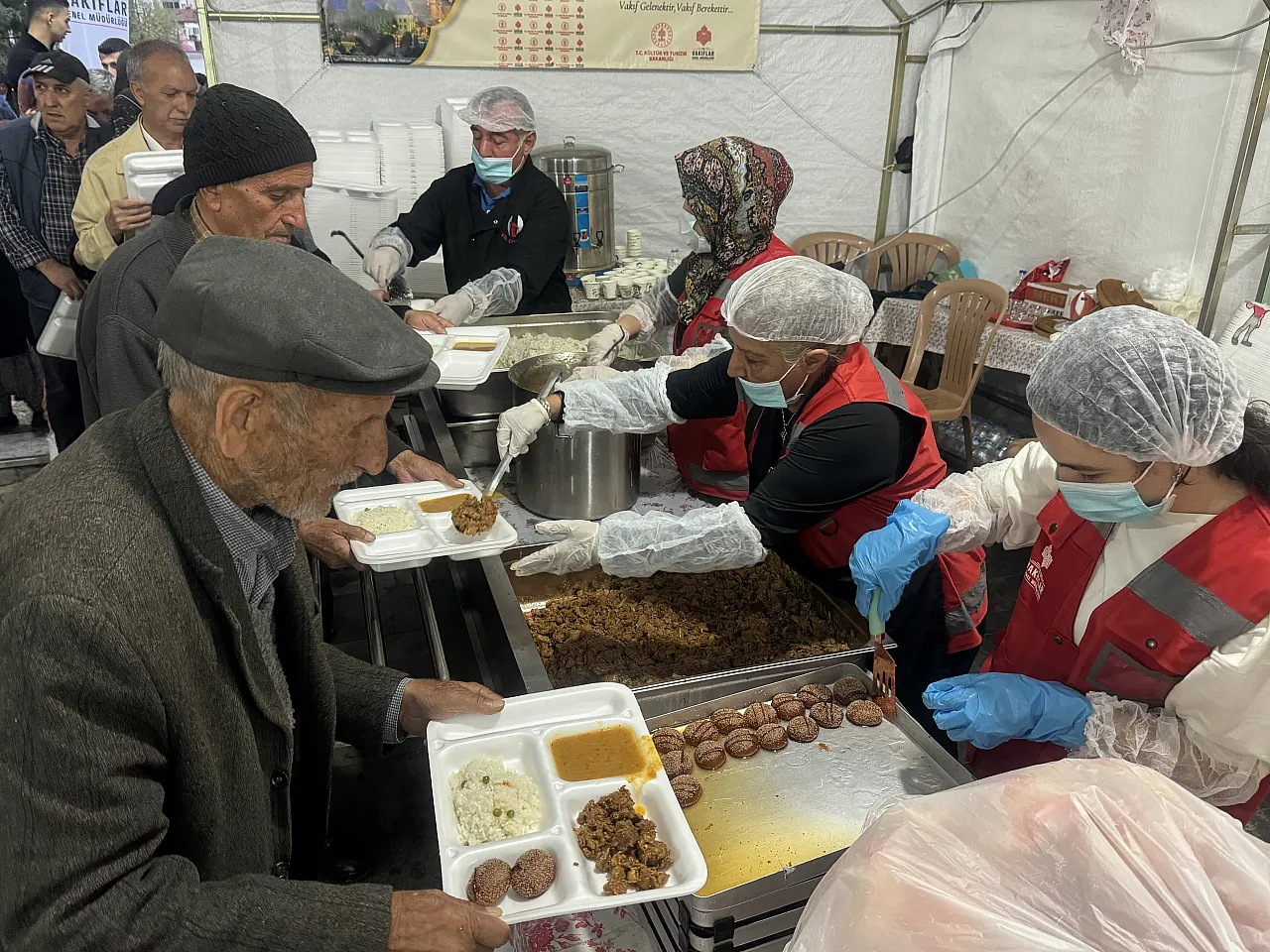 Malatya'da günlük 8 bin 700 kişiye iftar!