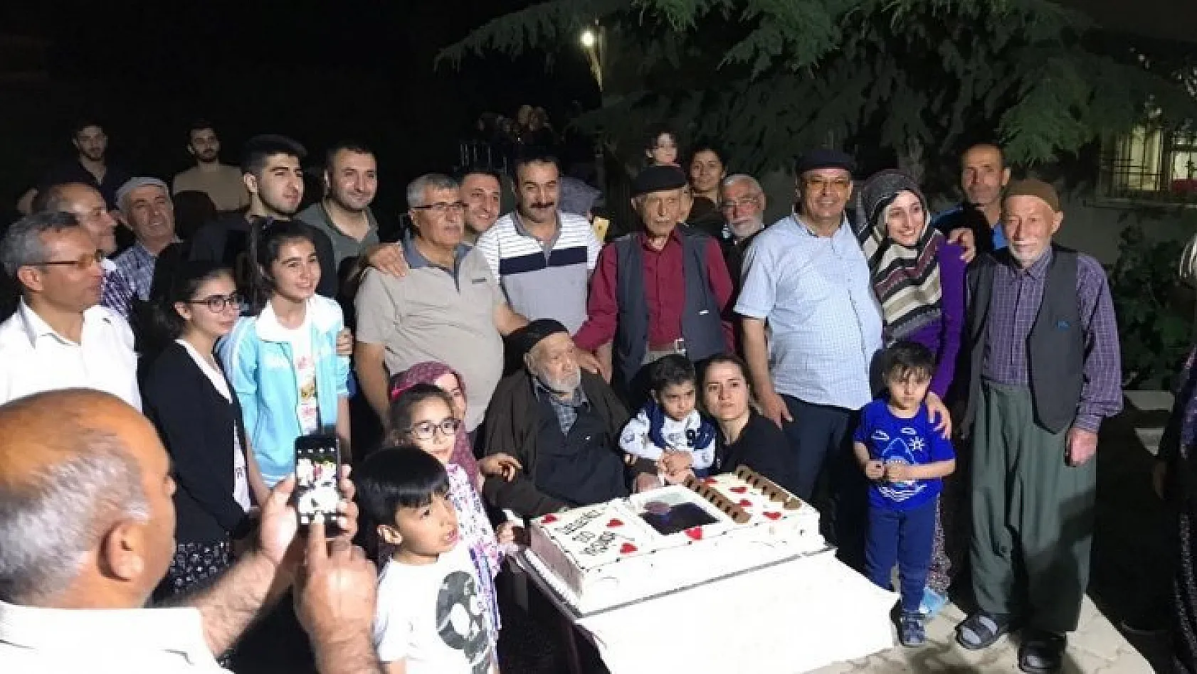 100 yaşında ilk kez doğum gününü kutladı