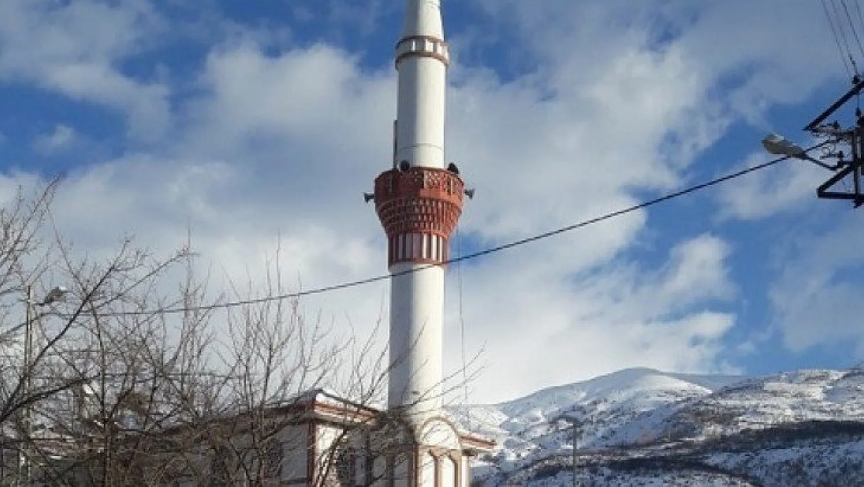 Ağır hasarlı minare yıkıldı